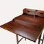 Bureau haut noyer brun avec rehausse et 2 tiroirs Remington, H 45,83 po x l 27,8 po x P 19,78 po