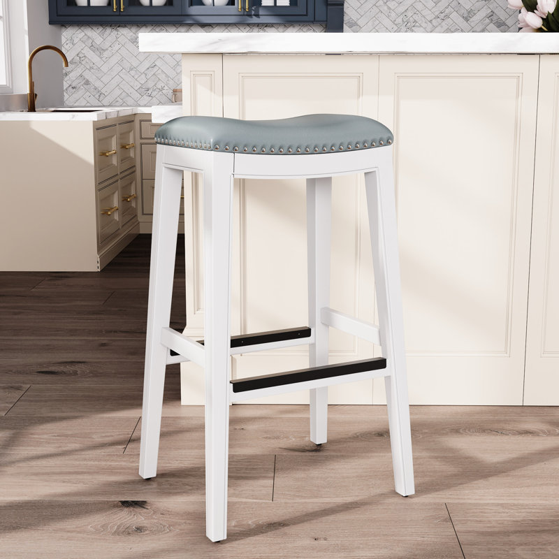 Le tabouret de bar à hauteur de selle, blanc avec cuir, assure une apparence élégante dans le siège de la cuisine ou du tabouret en cuir, la finition crée une atmosphère confortable et moderne