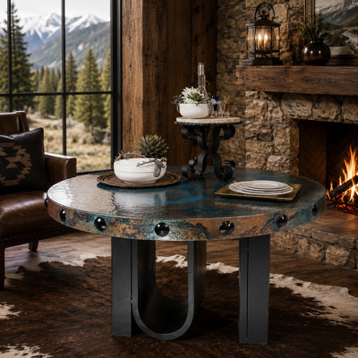 Table de salle à manger ronde en cuivre martelé oxydé | Piètement en fer forgé, clous décoratifs