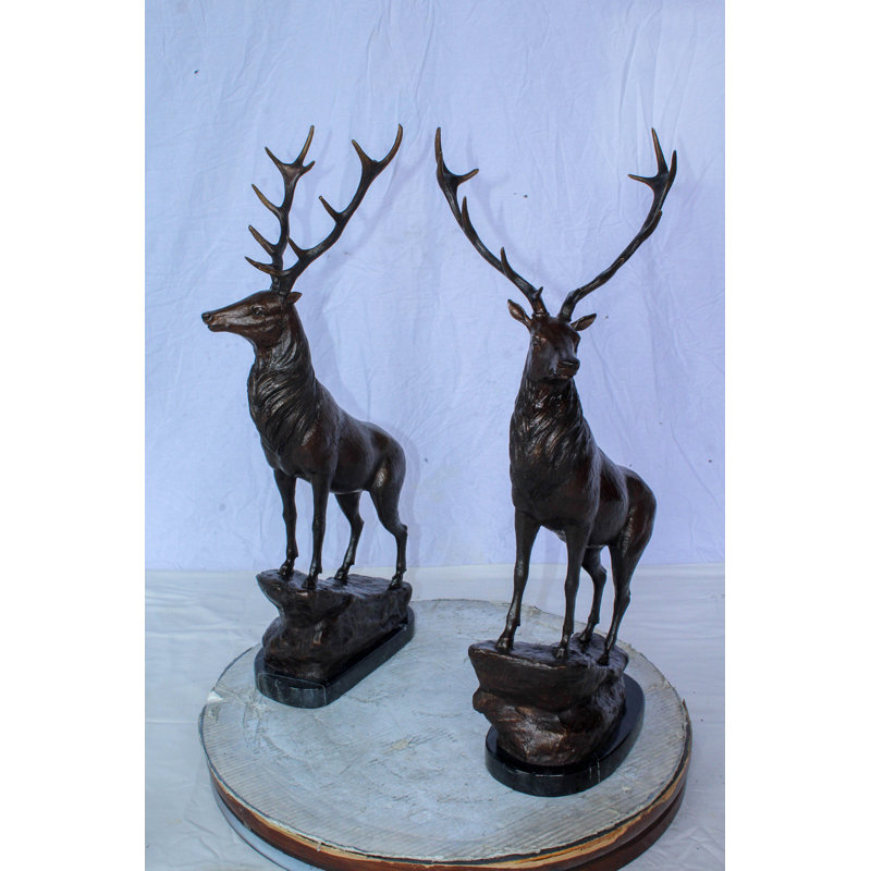 Paire de statues de cerf en bronze debout sur une base rocheuse 14 po x 10 po x H 28 po