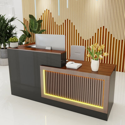 Bureau de réception en L 63 po avec comptoir, bureau de réception gris noyer et fer avec tablettes ouvertes, lumières à DEL RVB, panneau à lattes, comptoir de caisse pour bureau, magasin, salon de beauté