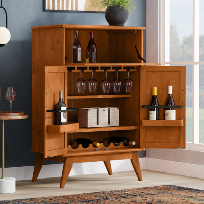 Armoire de bar style Mid-Century avec rangement pour bouteilles, porte-verres à pied et base en métal 32 po Draper