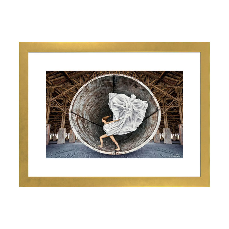 « Time Traveler » par Ben Heine-reproduction de photo, Papier encadré doré, Blanc, H 16 po x l 24 po x P 1 po