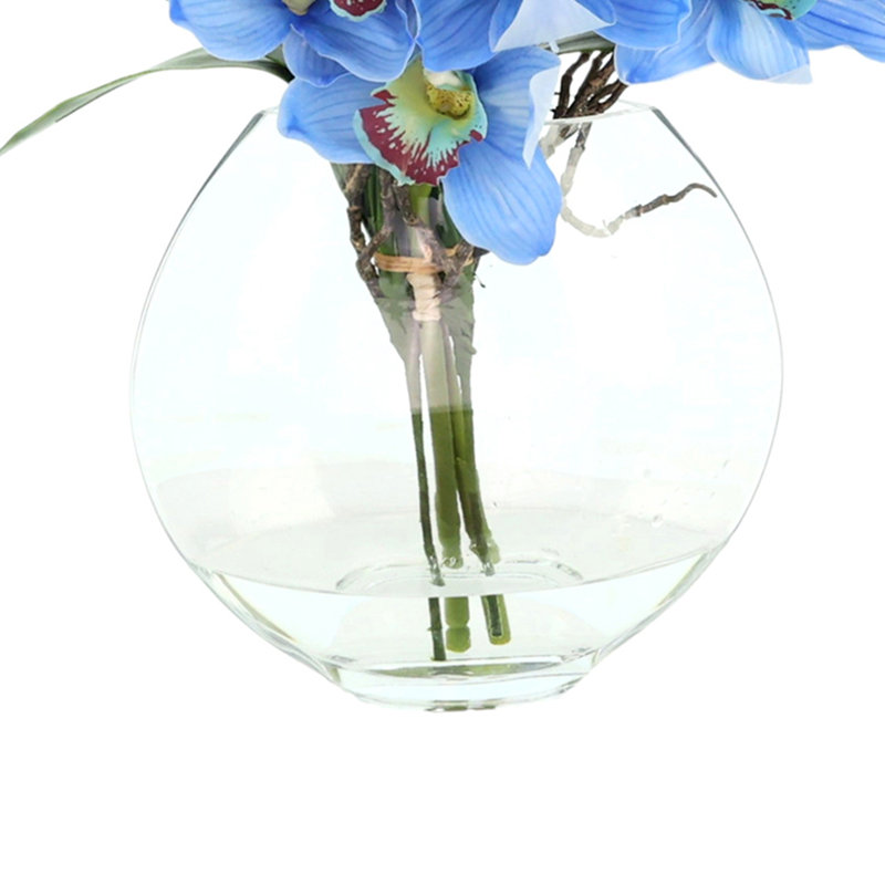 Orchidées disposées dans un vase en verre