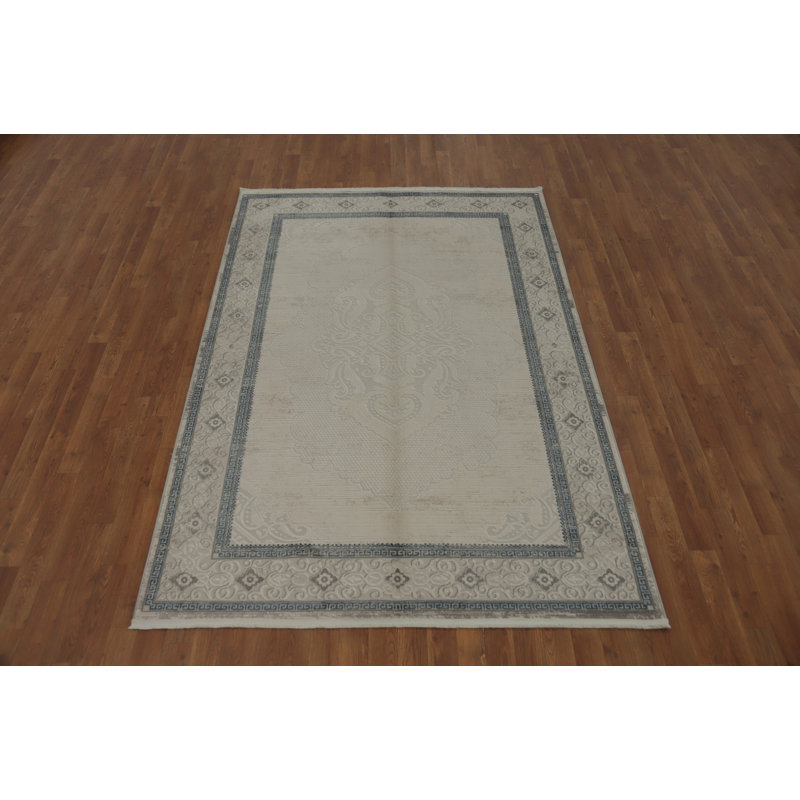 Sophisticated Rug Featuring Traditional Design Elements