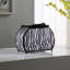 Sac à main 11,75 "avec imprimé zébré et lampe de table noire à poignée artificielle 110-120V. Le cordon noir mesure L 62", lampe de table