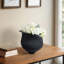 Vase en grès cérame moderne avec texture sculptée organique et jante sculpturale irrégulière-481745264