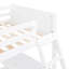 Lit superposé simple au-dessus d'un lit double avec bureau blanc - et conception pratique dans la chambre à coucher