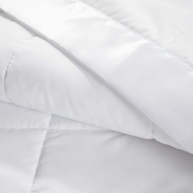 Couverture légère en duvet synthétique avec bordure en satin blanc, Blanc, L 68 po x l 90 po