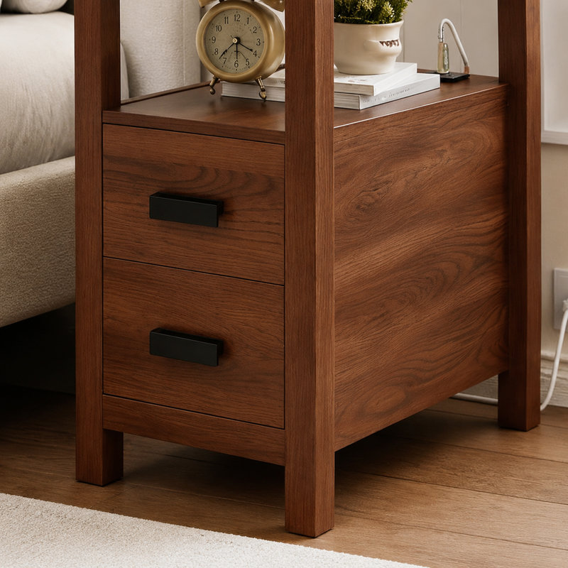 Petite table d'appoint en bois avec station de recharge, 2 tiroirs, ports USB et prises électriques, finition noyer