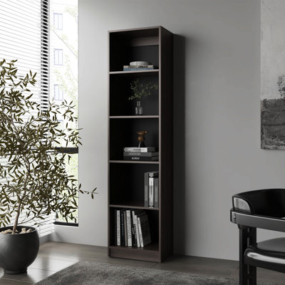 Bibliothèque en noyer teinté à 4 niveaux et 5 tablettes, grand rangement vertical pour organiser les livres, structure en bois, dossier fermé, matériau en panneau de particules mettant en valeur les éléments essentiels,