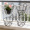 Paquet de 4 jardinières suspendues pour garde-corps, porte-pots de fleurs en fer robuste avec revêtement antirouille, panier rond monté sur une clôture de balcon pour la décoration de jardin intérieur et extérieur