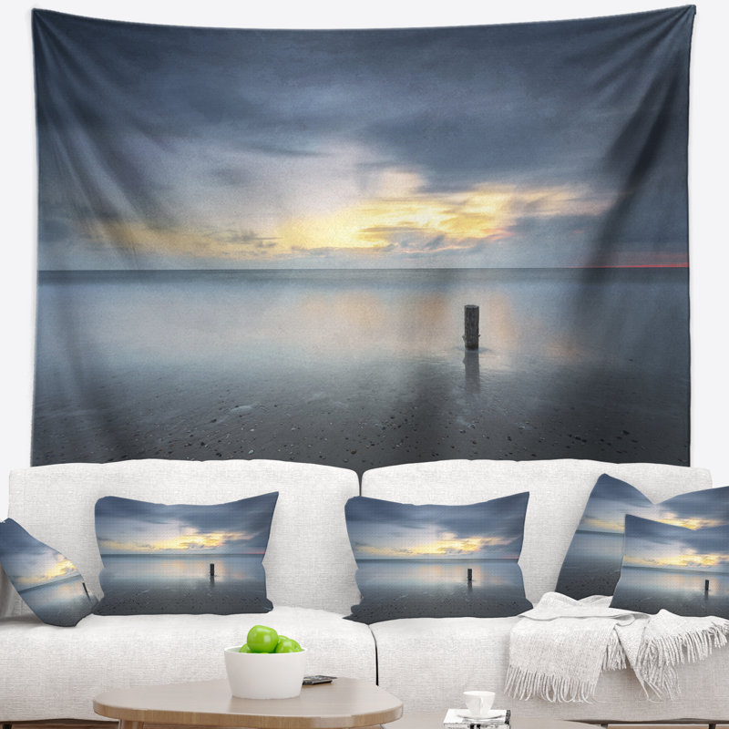 Tapisserie coucher de soleil orageux et mer sombre, H 32 po x l 39 po