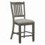Chaises en bois à hauteur de comptoir et chaises rembourrées