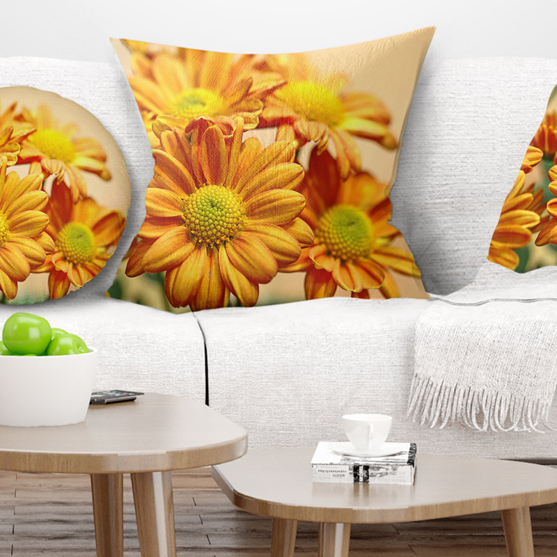 Fleurs jaunes dans le jardin - coussin à imprimé floral, 18 po x 18 po, Coussin décoratif