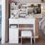 Table de meuble-lavabo de taille moyenne avec tiroir de gauche et tabouret rembourré, très grand miroir coulissant à droite, rangement multicouche à grande capacité, commode pratique et pratique, convient aux grands espaces-227786867