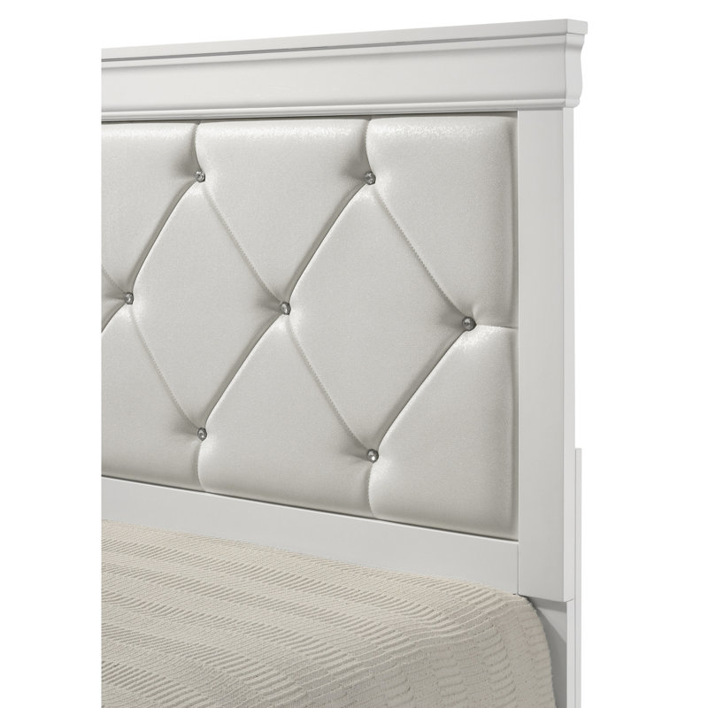 Lit simple moderne avec tête de lit tapissier, texture à boutons, finition blanche et cadre en bois pour l'espace de la chambre à coucher, panneau de lattes inclus