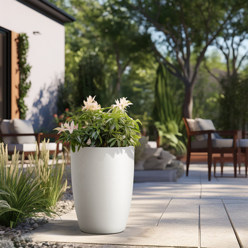 Pot à fleurs en ciment Drumagorgan, Blanc frais, H 18,5 po x l 14 po x P 14 po