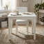 Ensemble de salle à manger carré 3 pièces en bois dur asiatique massif blanc lin avec 2 chaises en similicuir, plateau biseauté et pieds profilés