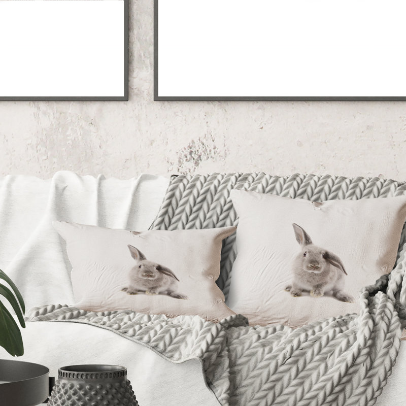 Portrait d'un lapin sur blanc I - coussin décoratif traditionnel imprimé