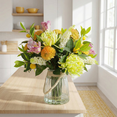 Bouquet printanier avec chrysanthèmes, tulipes, lilas et dahlias