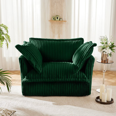 Fauteuil confortable recouvert de plusieurs coussins moelleux et assise profonde