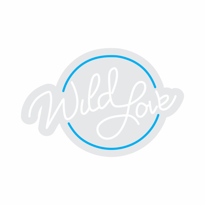  | Enseigne au néon Wild Love | Fabriqué avec des tubes néon incassables de haute qualité qui émettent une lumière blanche éclatante et un éclairage néon bleu pour des visuels époustouflants et une performance durable | 16 x 24 | Blanc et bleu néon