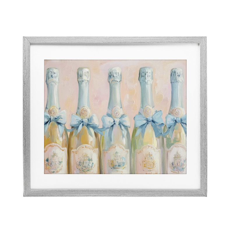 «Pastel Blue Champagne Bottles», reproduction sous verre encadrée, design par Petal Prints Design, Cadre de ferme gris