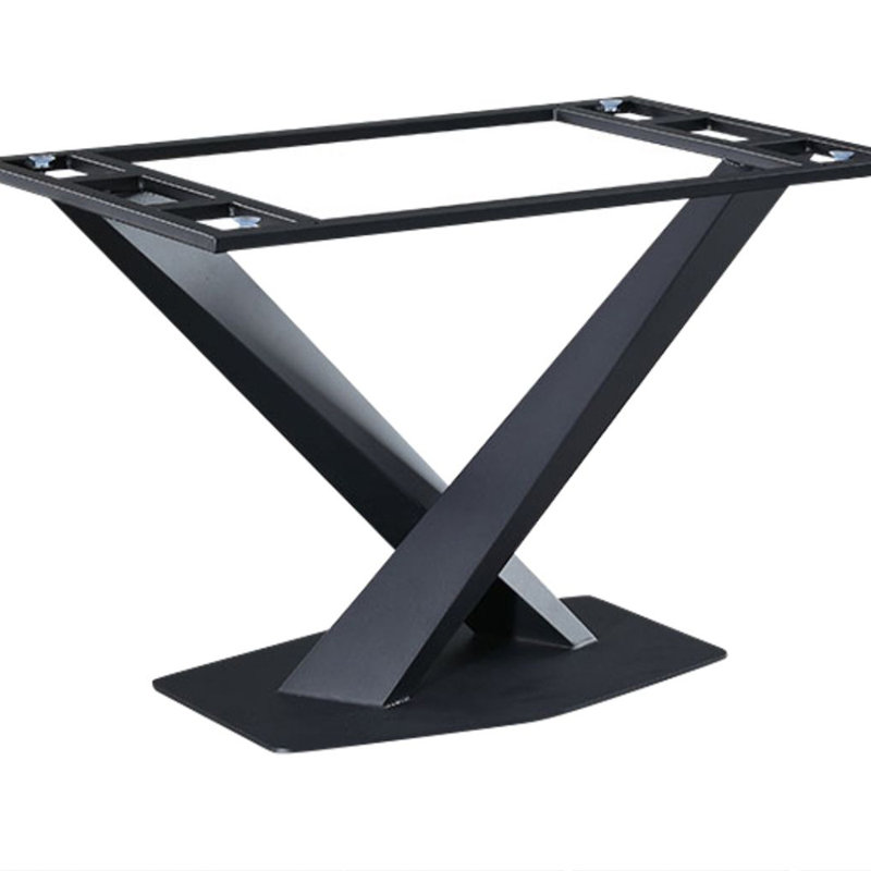 Une table de salle à manger entière avec des pieds en métal, H 29,9 po x L 62,9 po x l 31,4 po
