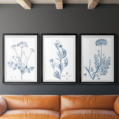 Antique Botanical in Blue IV - reproduction encadrée sur mesure de qualité supérieure - 3 pièces
