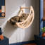 Des découpes décoratives en forme de lune et d'étoiles composent ce système d'escalade murale en bois pour chats d'intérieur ; ces tablettes modernes pour chatons sont peu encombrantes, stables et sécuritaires, peuvent être peintes et sont pré-percées.