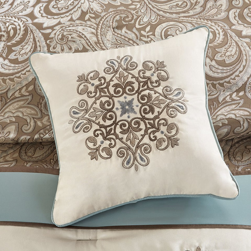 Édredon 7 pièces en bleu pour très grand lit avec motif cachemire et bordure brune invitante