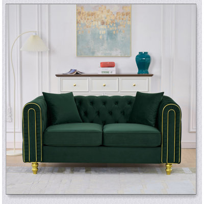 Canapé moderne deux places de 160 cm avec revêtement en velours confortable, capitonnage à boutons, accoudoirs arrondis et pieds dorés pour des espaces de vie élégants.