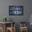 «Life is Better in the Surf Navy» par Lettered & Lined, art mural en métal-348889793
