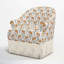 Fauteuil demi-tonneau en coton avec accoudoirs roulés encastrés et pieds en bois massif Callie-237449633-237449550