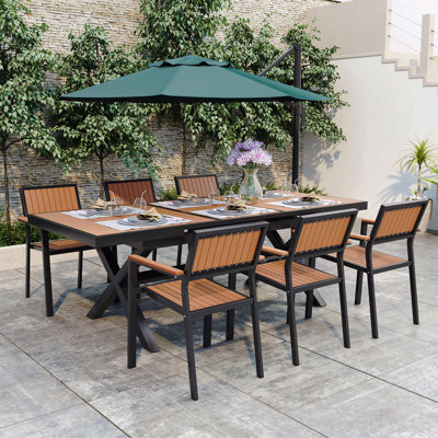 Découvrez la liberté de manger en plein air avec un ensemble flexible comprenant six chaises et une table qui s'étend de 62,9 à 82,6 pouces pour des arrangements personnalisés