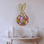 Couronne de Pâques artificielle décorée de fleurs de bois bouclées colorées, œufs pastel, ruban, tête de lapin, décoration de Pâques intérieure ou extérieure couverte