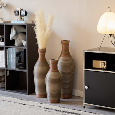 Ensemble de 3 vases de sol en rotin en PVC tissés à la main avec des hauteurs graduées pour la décoration rustique, campagnarde et bohémienne.