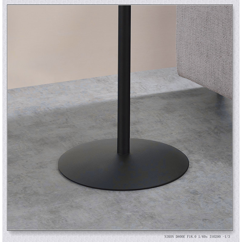 Élégante table de bout de 17,5 pouces de large avec plateau texturé en marbre gris durable, parfaite pour les espaces de vie modernes et élégants.