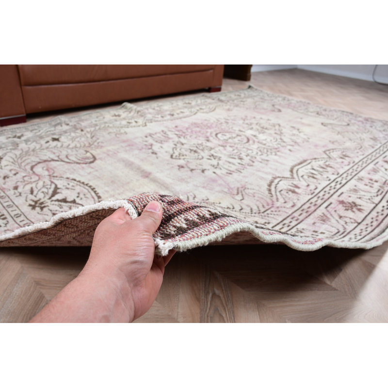 Authentique tapis turc rétro parfait pour créer un espace invitant dans votre salon ou votre salle à manger