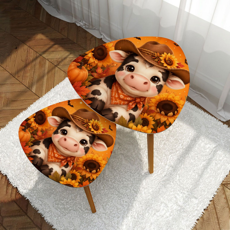 Ensemble de 2 tables basses gigognes triangulaires modernes, motif vache d'Halloween et tournesols. Adorable vache portant un chapeau, style automnal, empilable, style milieu du siècle. Petite table d'appoint pour salon, chambre, appartement, décoration intérieure.