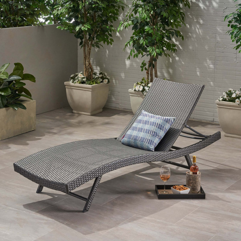 Chaise longue de patio en osier