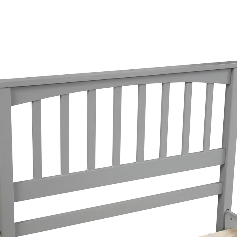 Lit plateforme gris confortable avec base en bois et lattes de soutien supplémentaires