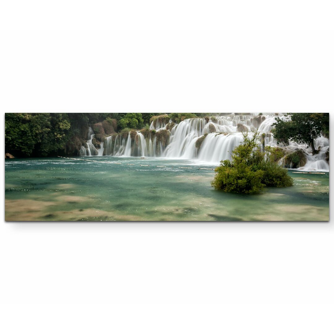 Leinwandbild Kroatischer Wasserfall an einem Wolkigem Tag