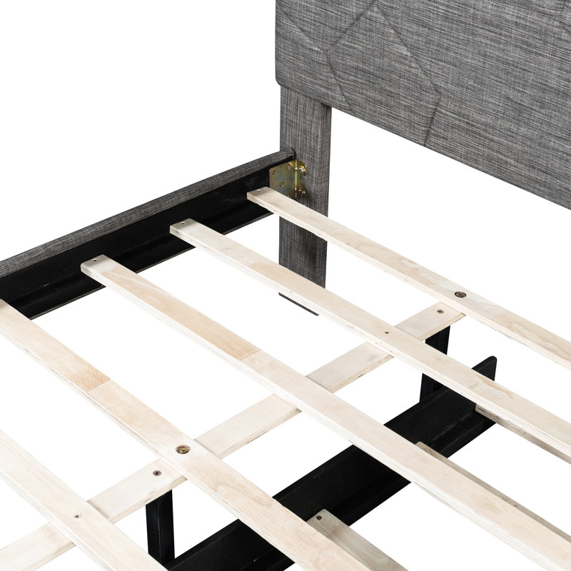 Lit plateforme tapissier très grand en lin gris et lit simple TG avec tête de lit à motif brique, lit stable, structure en bois