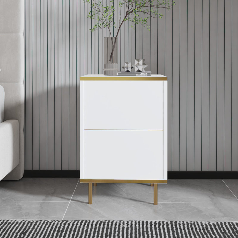 Table de chevet blanche moderne Claryce avec plusieurs tablettes, 15,7 po x 23,6 po x 13,8 po | 100% panneau de particules enduit de mélamine, épaisseur: 0,7 pouce | Conception murale, style glamour élégant pour les solutions de rangement dans la chambre à coucher