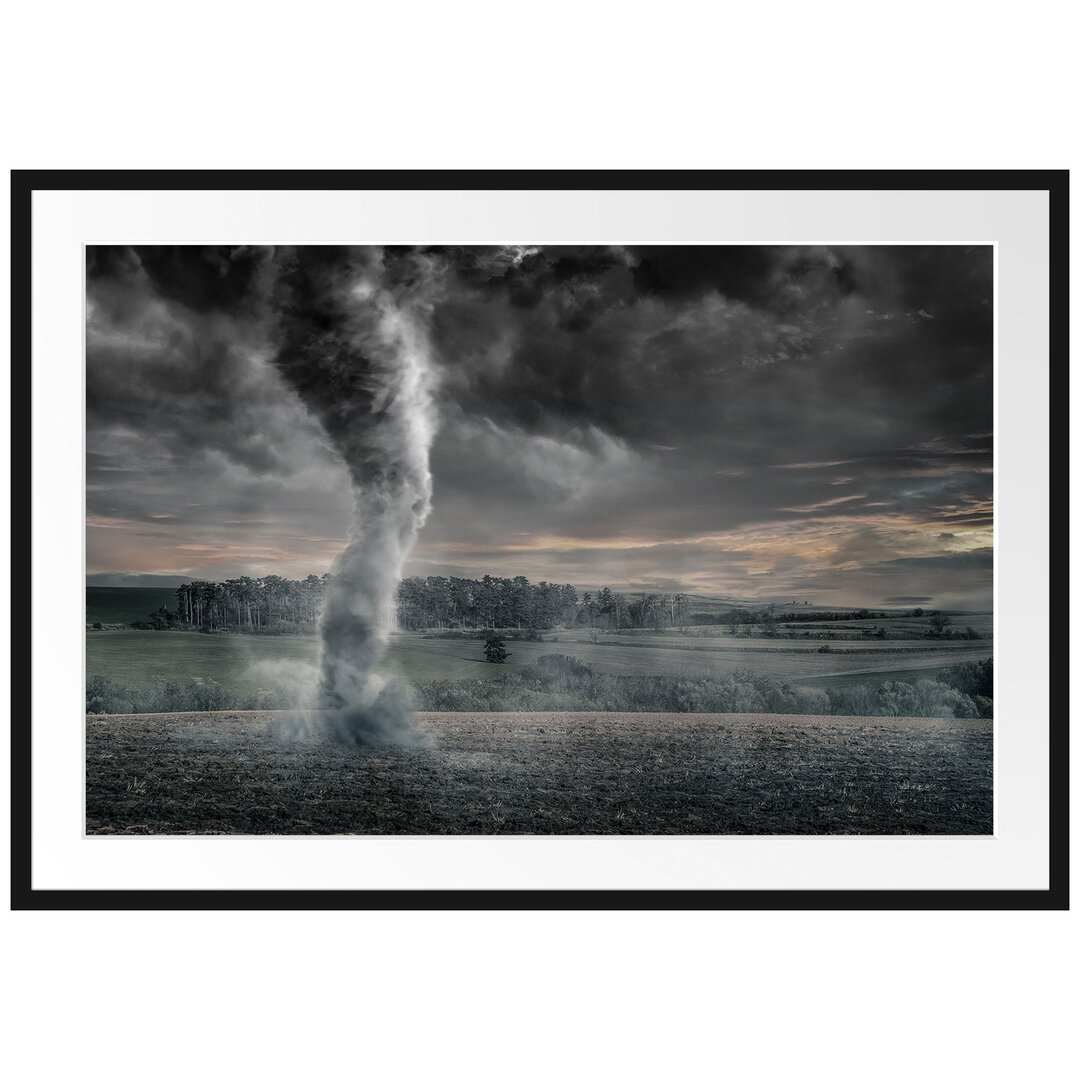 Gerahmtes Poster Schwarzer Tornado auf dem Feld