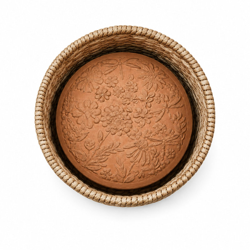 Panier chauffe-pain rond en jonc de mer tressé à la main Éangee, avec pierre chauffante en terre cuite, libellules et fleurs, naturel.