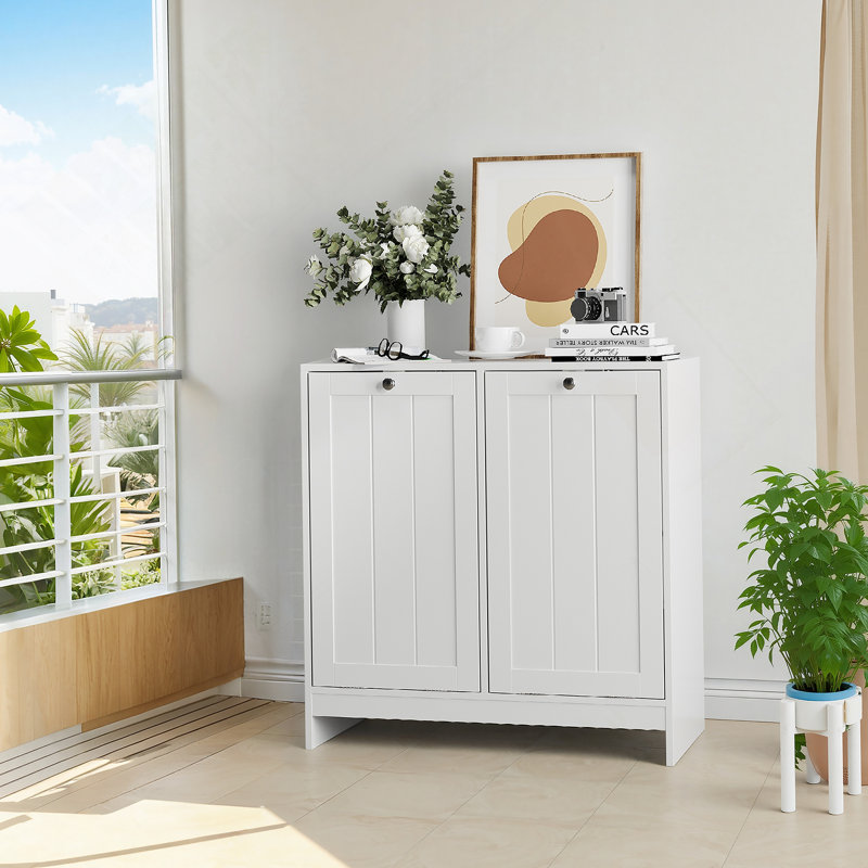 Panier à linge incliné avec paniers amovibles pour un tri efficace et un rangement peu encombrant.