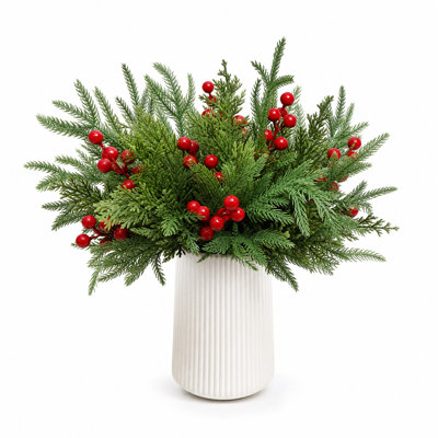 45 tiges de verdure artificielles de Noël avec des baies rouges ramasse de faux brins de pin à feuilles persistantes pour un vase de remplissage de couronne de manteau de bricolage et un décor de vacances d'hiver